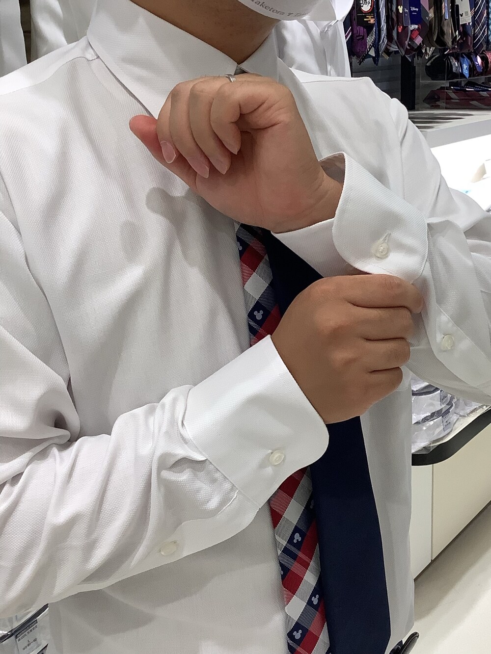 ホワイト系のビジネスシャツ、その他のネクタイ、ブラック系のベルトを着用したメンズの秋コーディネートの4枚目の写真