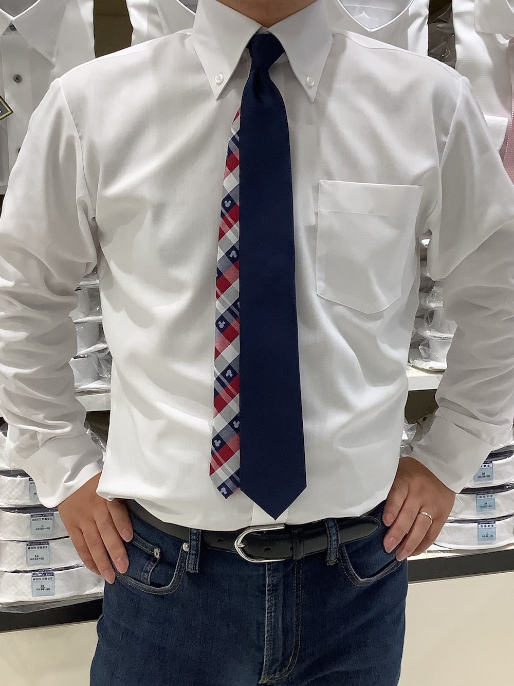 ホワイト系のビジネスシャツ、その他のネクタイ、ブラック系のベルトを着用したメンズの秋コーディネートの2枚目の写真