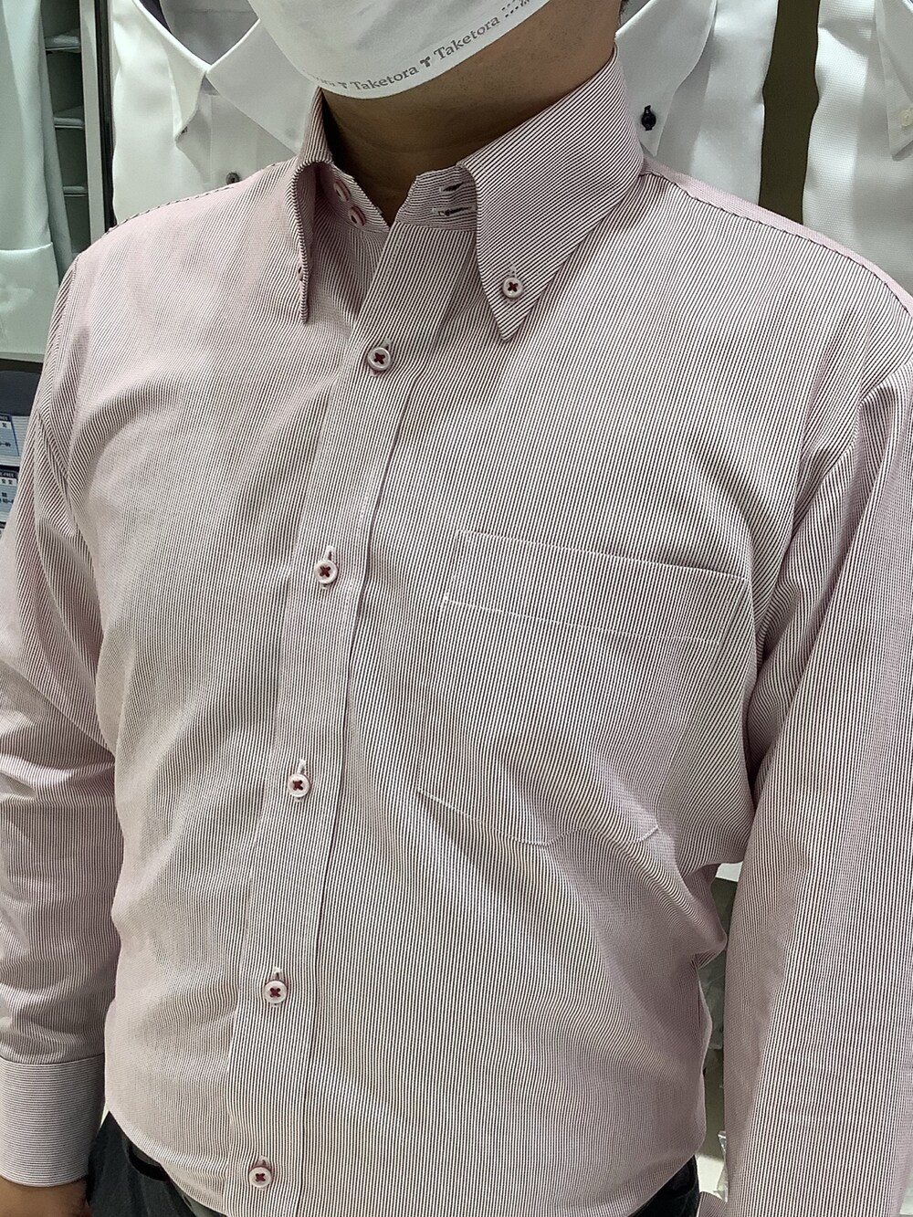 ホワイト系のポケットチーフ、その他のネクタイ、レッド系のビジネスシャツを着用したメンズの秋コーディネートの4枚目の写真