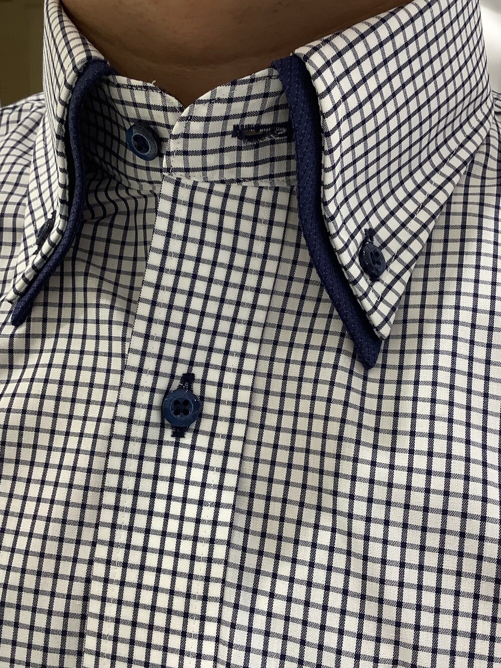 ホワイト系のポケットチーフ、ブルー系のビジネスシャツ、その他のネクタイを着用したメンズの秋コーディネートの5枚目の写真