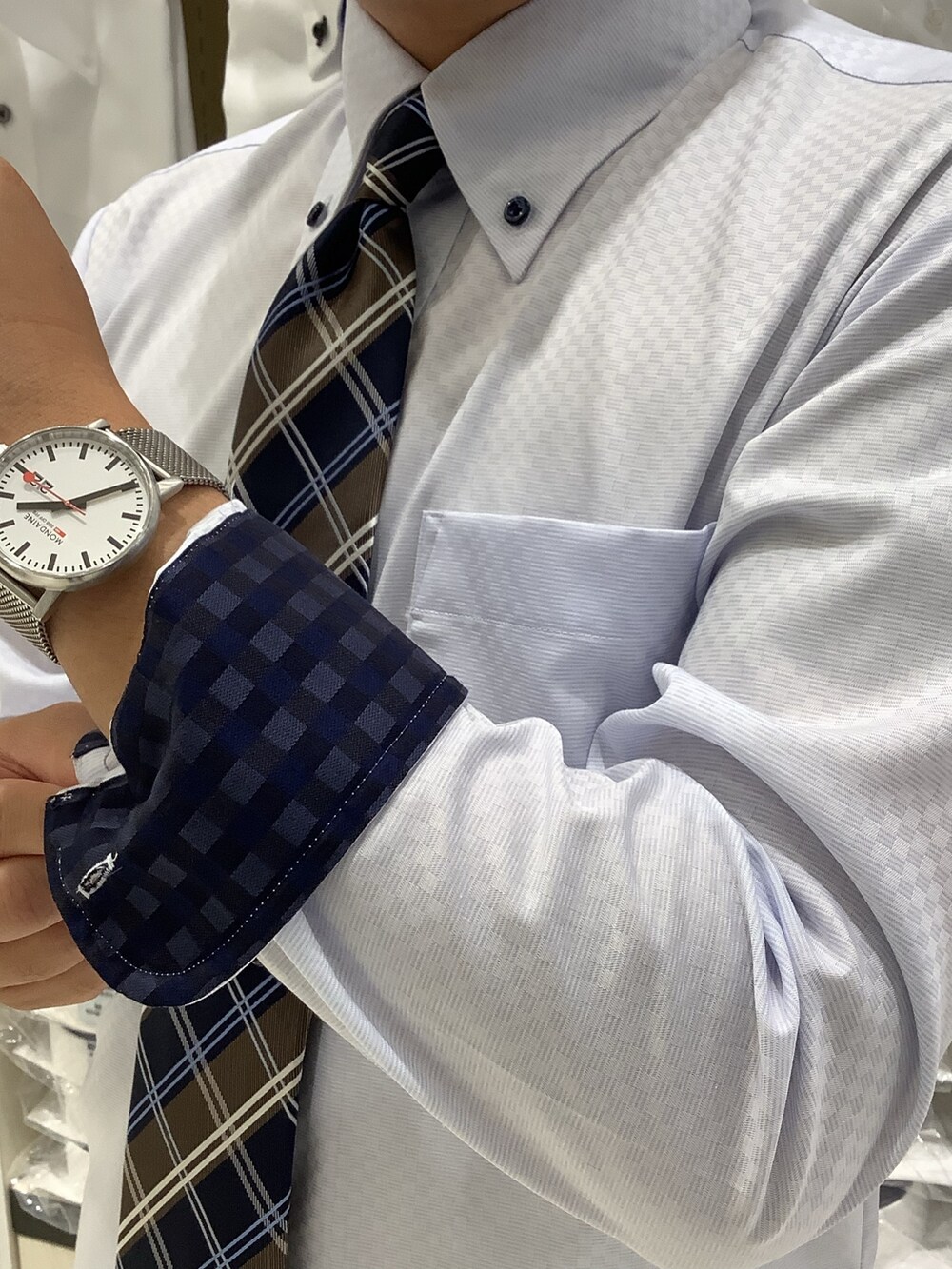 ブルー系のビジネスシャツ、その他のネクタイを着用したメンズの秋コーディネートの4枚目の写真