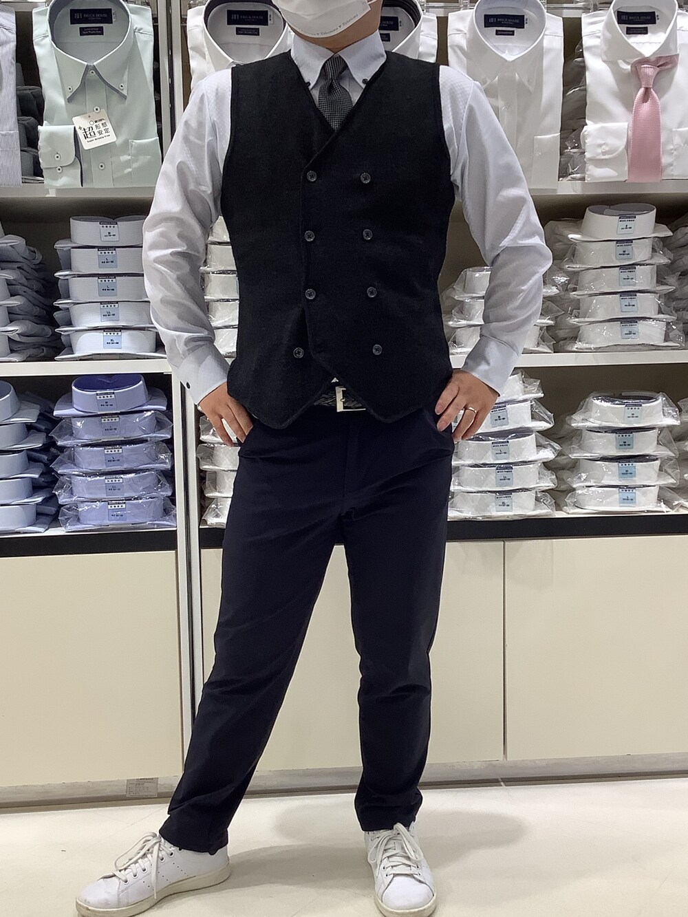 グレー系のベスト、ブルー系のビジネスシャツ、その他のネクタイを着用したメンズの秋コーディネートの4枚目の写真