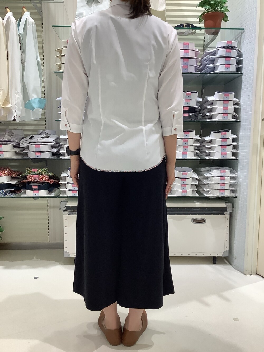 ホワイト系のビジネスシャツを着用したレディースの春コーディネートの4枚目の写真