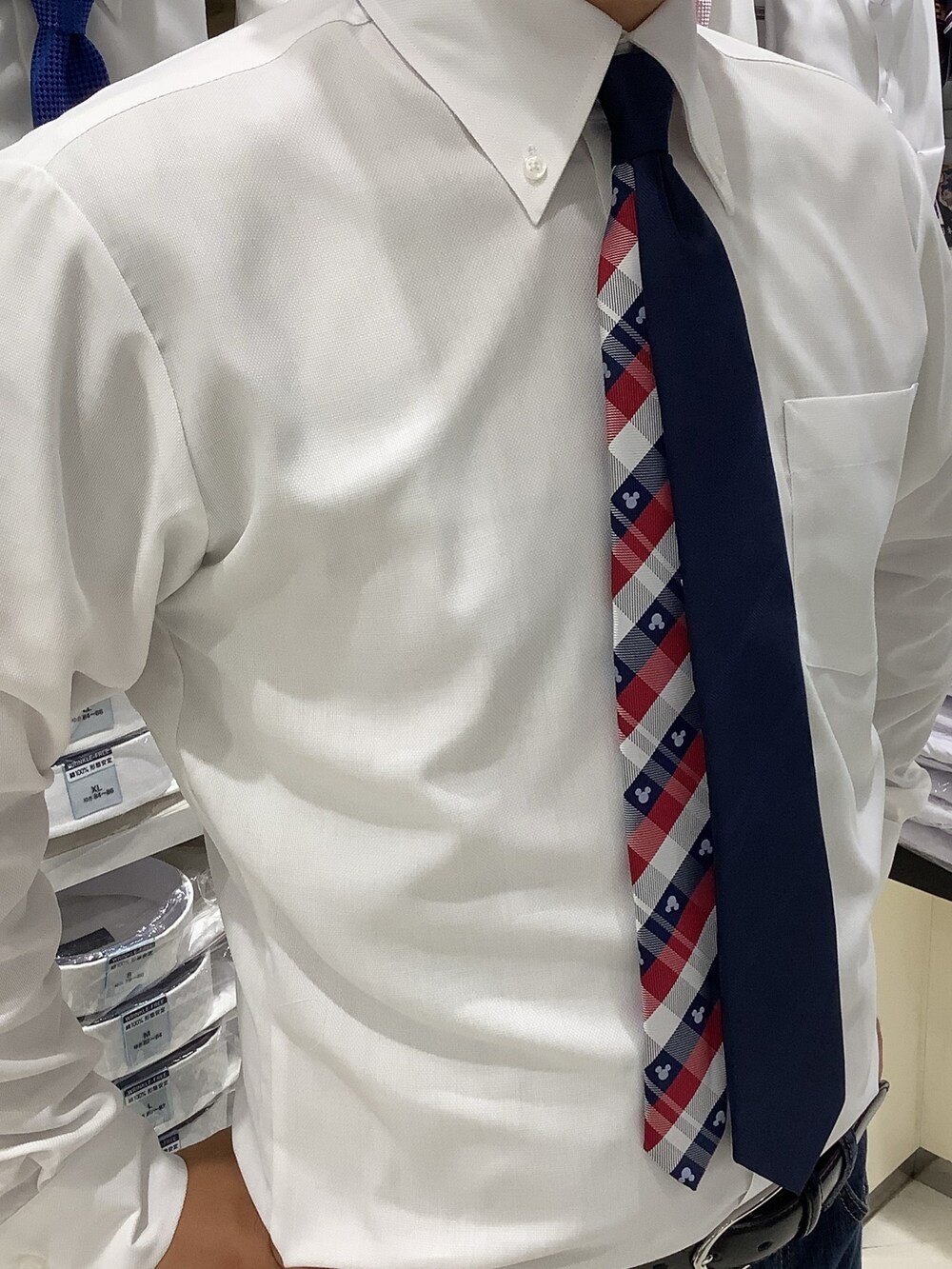 ホワイト系のビジネスシャツ、その他のネクタイ、ブラック系のベルトを着用したメンズの秋コーディネートの3枚目の写真