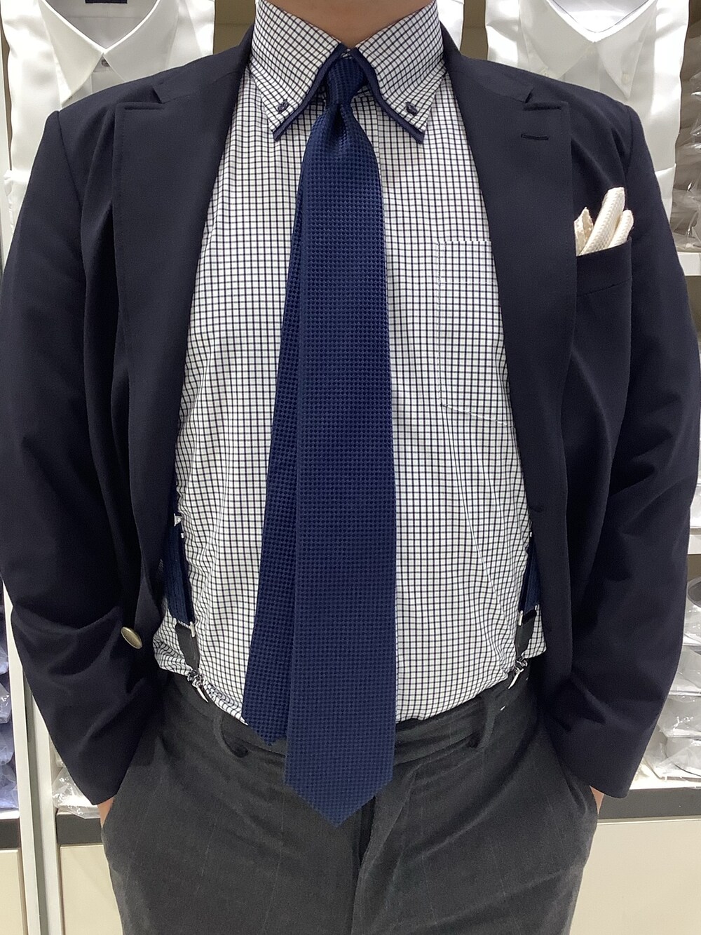 ホワイト系のポケットチーフ、ブルー系のビジネスシャツ、その他のネクタイを着用したメンズの秋コーディネートの2枚目の写真