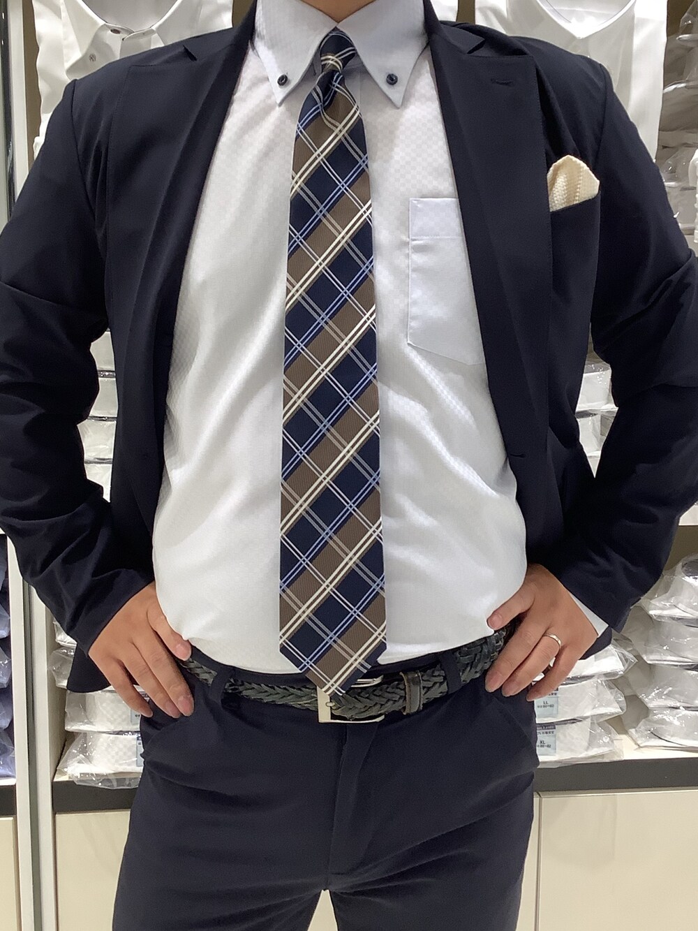 ブルー系のビジネスシャツ、その他のネクタイを着用したメンズの秋コーディネートの2枚目の写真