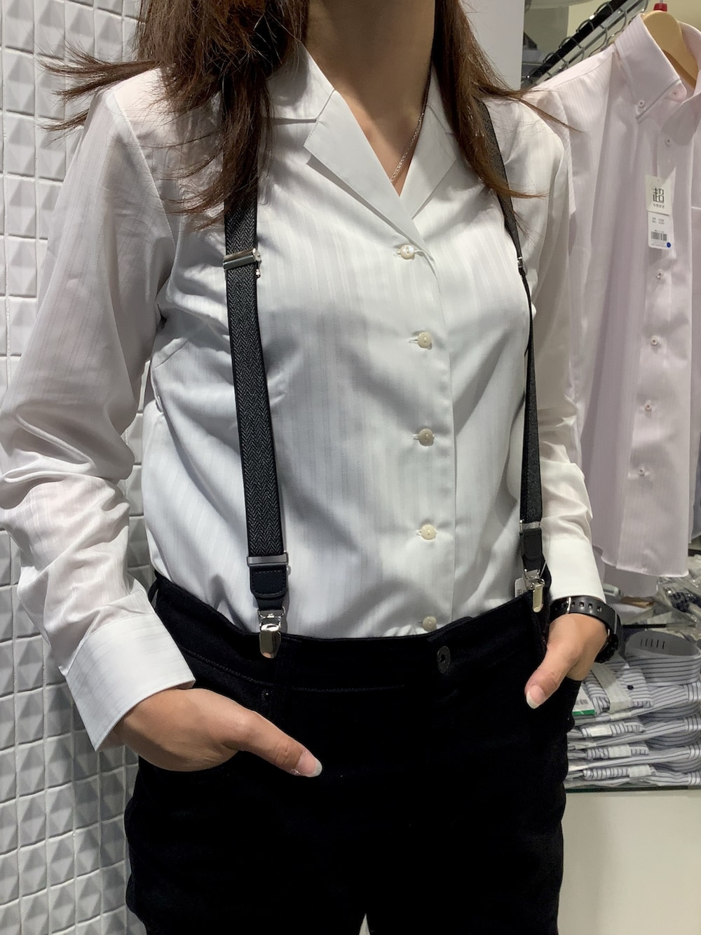 ホワイト系のビジネスシャツ、ブラック系のサスペンダーを着用したレディースの春コーディネートの2枚目の写真