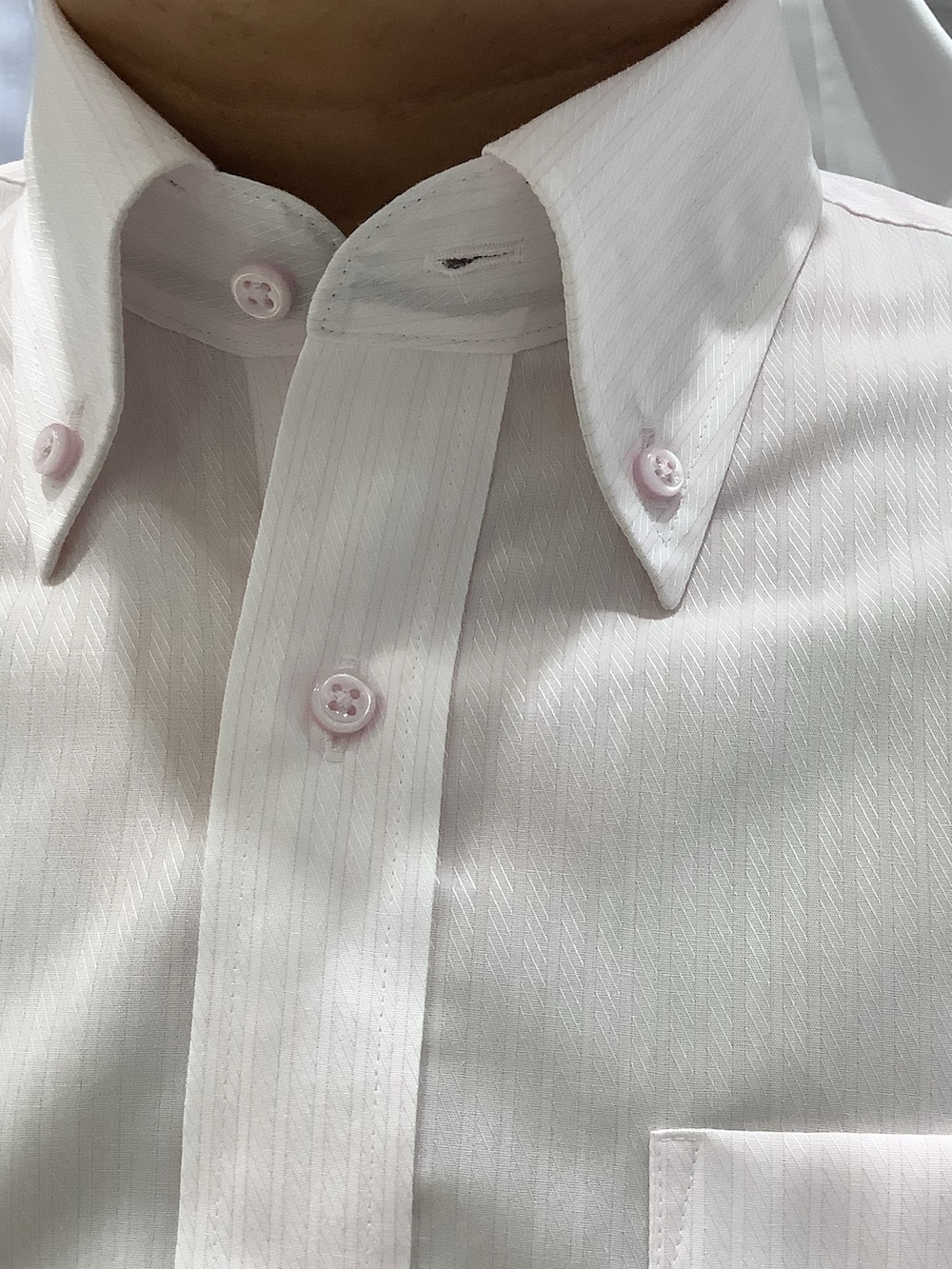 「東京シャツ、トウキョウシャツ、tokyoshirts、メンズコーデ、メンズアイテム、メンズファッション、ビジネススタイル、ビジネス、ビジネスコーデ」｜「TOKYO SHIRTSの形態安定ノーアイロン ボタンダウン 半袖ビジネスワイシャツ（ビジネスシャツ、ピンク系）」を使った、BRICK HOUSE by Tokyo Shirts 筑紫野イオンモール店さん（メンズ・160cm）の夏コーディネートの3枚目の写真