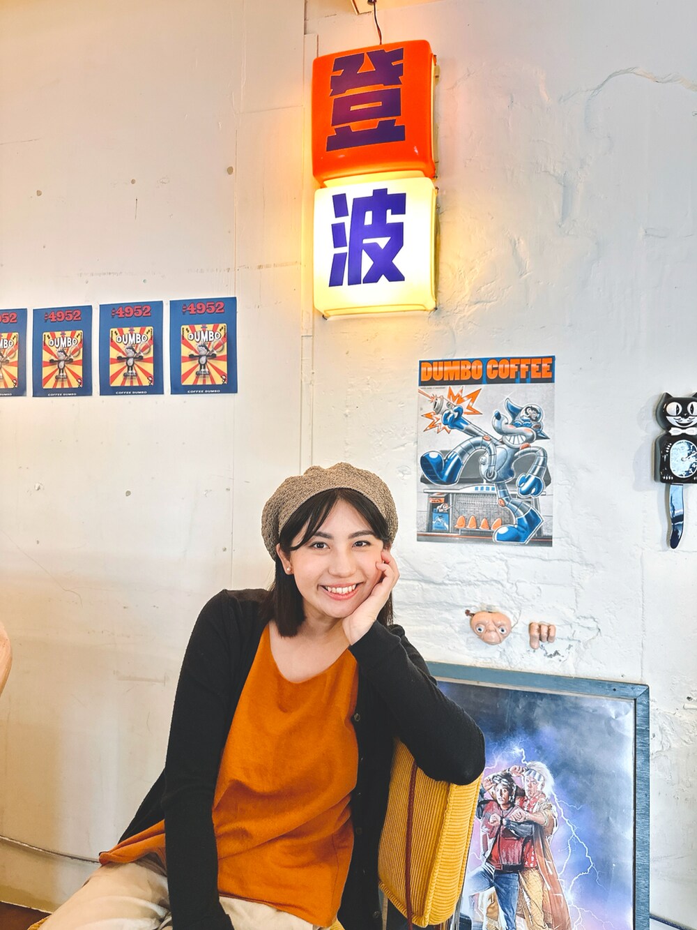 ベージュ系のチノパンツ、オレンジ系のキャミソール、ホワイト系のサンダルを着用したレディースの春コーディネートの3枚目の写真