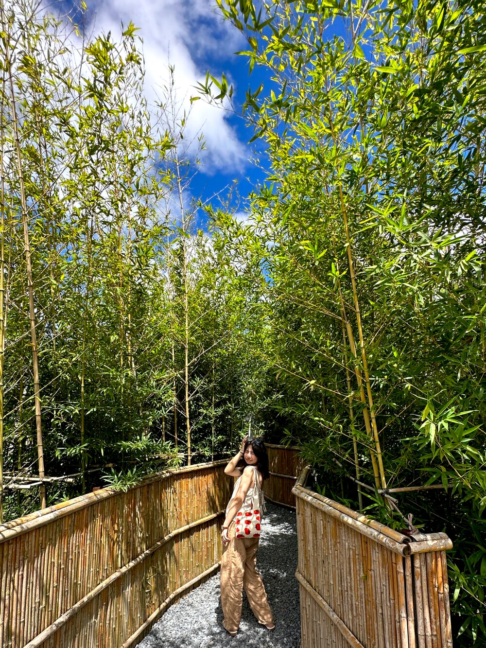 ベージュ系のキャミソール、その他のその他パンツ、ホワイト系のサンダルを着用したレディースの秋コーディネートの5枚目の写真