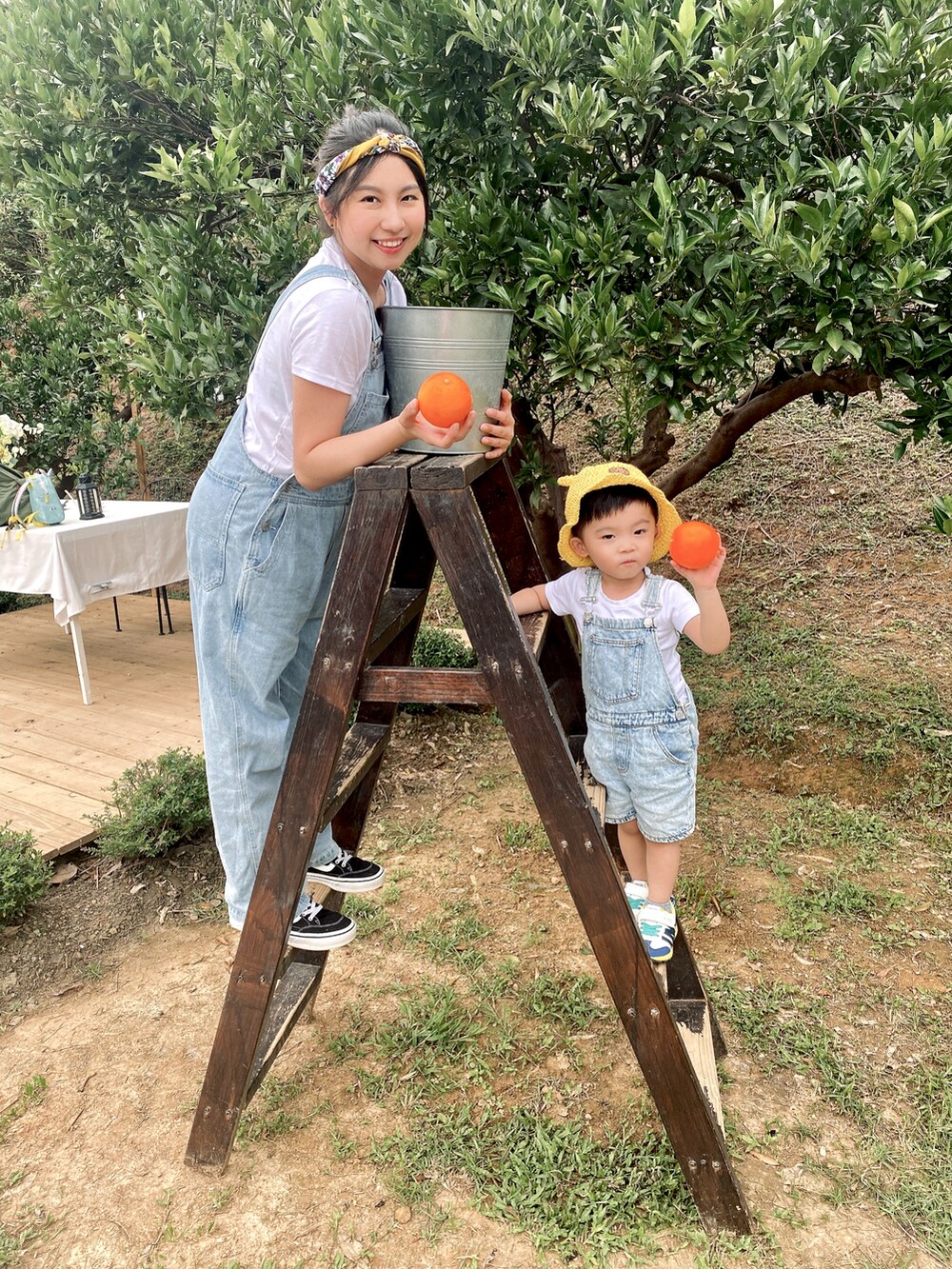 ブルー系のサロペット/オーバーオール、ホワイト系のTシャツ/カットソー、ブラック系のスニーカーを着用したキッズの夏コーディネートの3枚目の写真