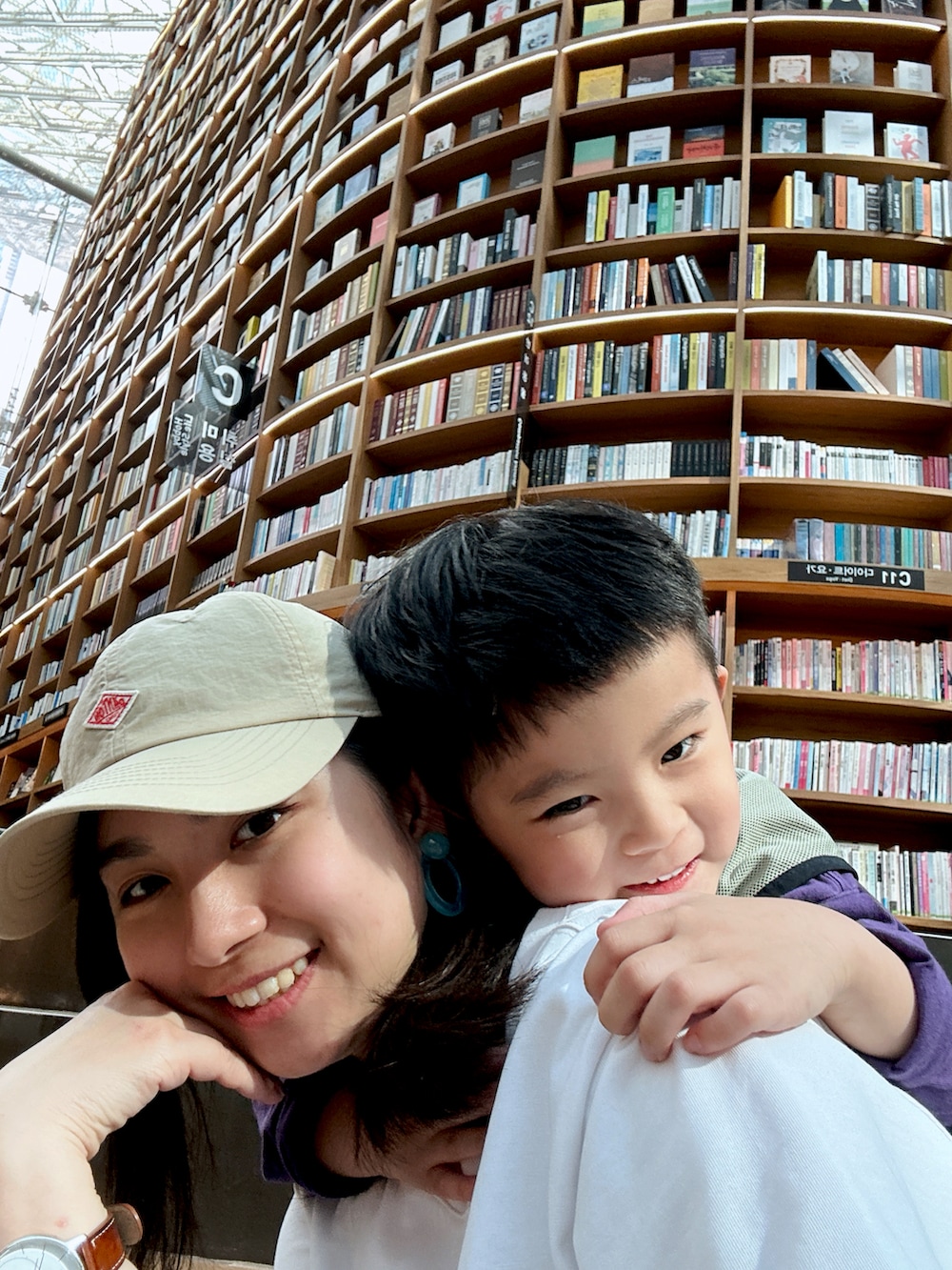 ホワイト系のTシャツ/カットソー、ベージュ系のキャップを着用したレディースの春コーディネートの2枚目の写真