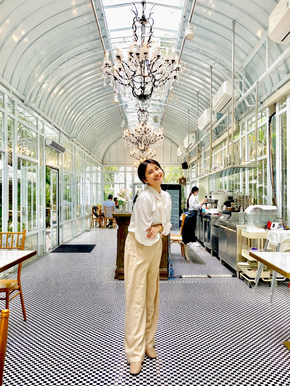 ブルー系のデニムパンツ、ブルー系のシャツ/ブラウス、ホワイト系のシャツ/ブラウスを着用したレディースの春コーディネートの4枚目の写真