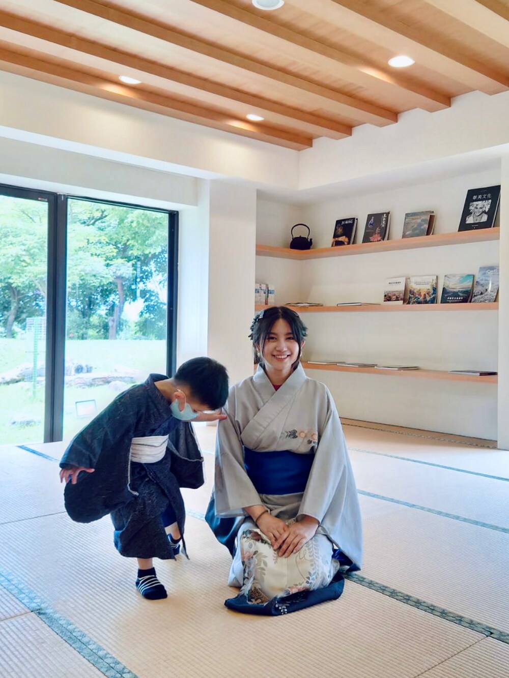 ブルー系の浴衣を着用したレディースの夏コーディネートの4枚目の写真