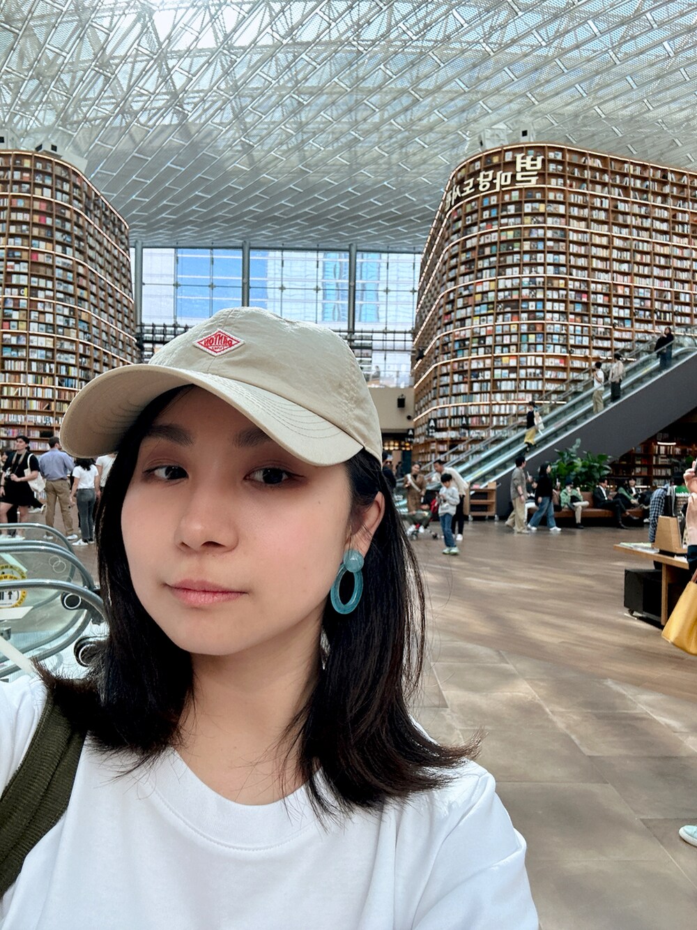 ホワイト系のTシャツ/カットソー、ベージュ系のキャップを着用したレディースの春コーディネートの4枚目の写真