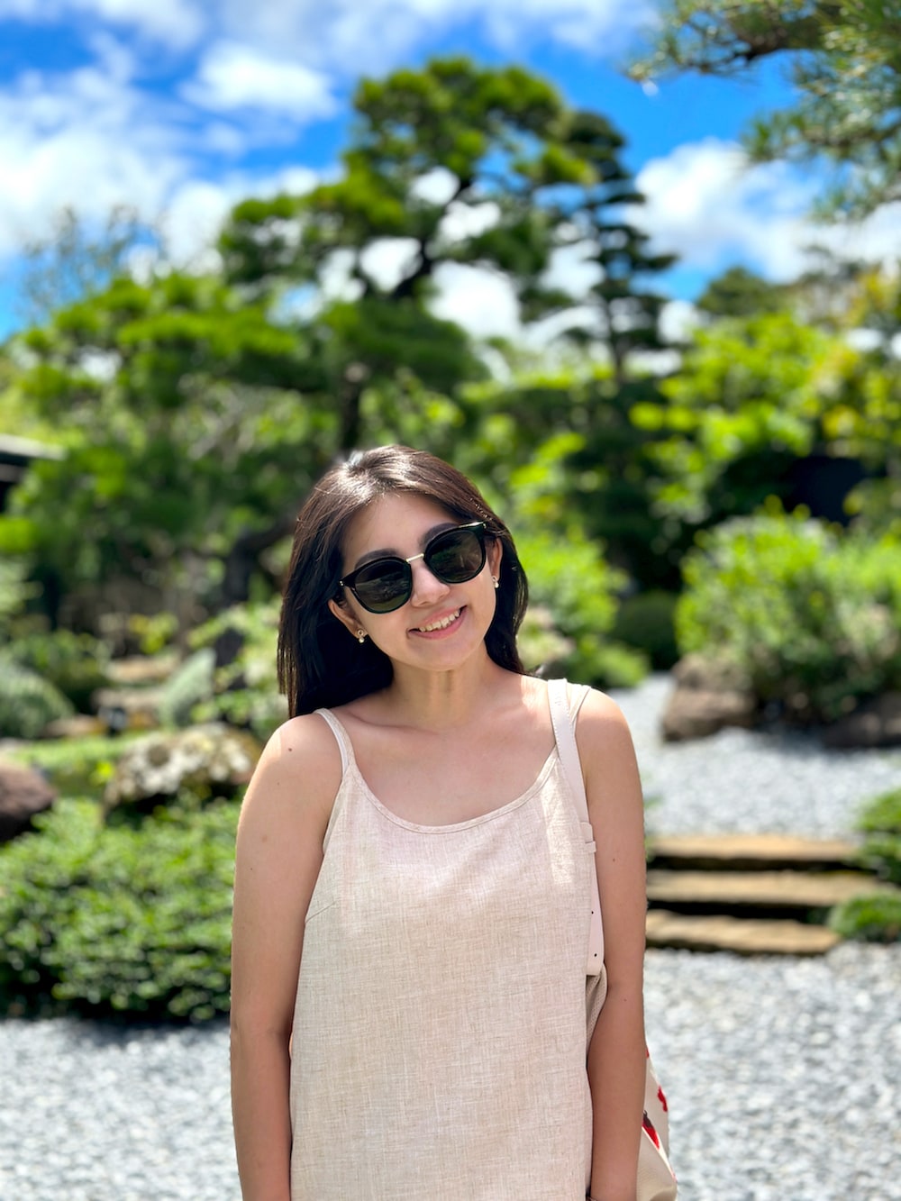 ベージュ系のキャミソール、その他のその他パンツ、ホワイト系のサンダルを着用したレディースの秋コーディネートの2枚目の写真