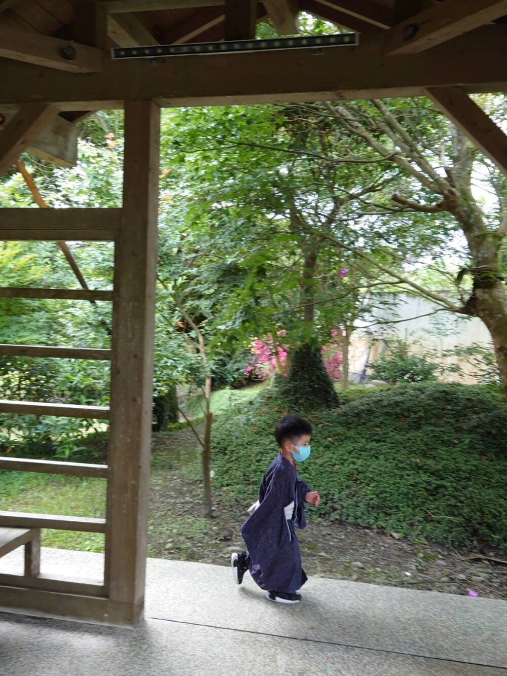 ブルー系の浴衣を着用したレディースの夏コーディネートの5枚目の写真