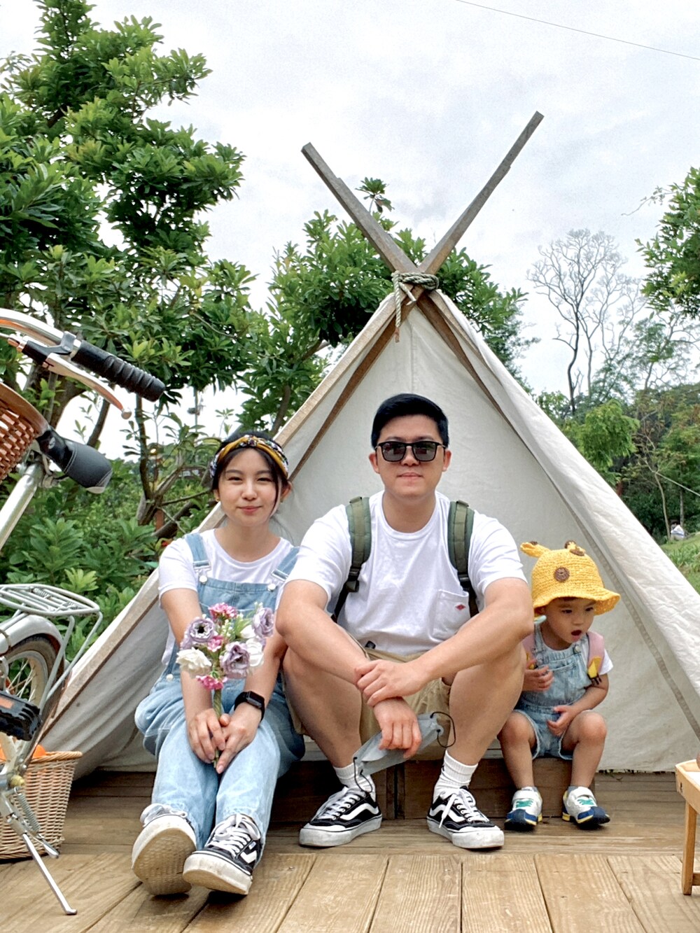 ブルー系のサロペット/オーバーオール、ホワイト系のTシャツ/カットソー、ブラック系のスニーカーを着用したキッズの夏コーディネートの5枚目の写真