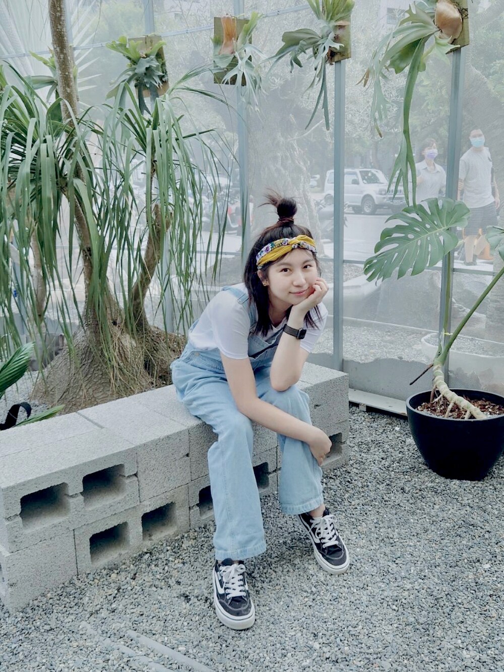 ブルー系のサロペット/オーバーオール、ホワイト系のTシャツ/カットソー、ブラック系のスニーカーを着用したキッズの夏コーディネートの4枚目の写真