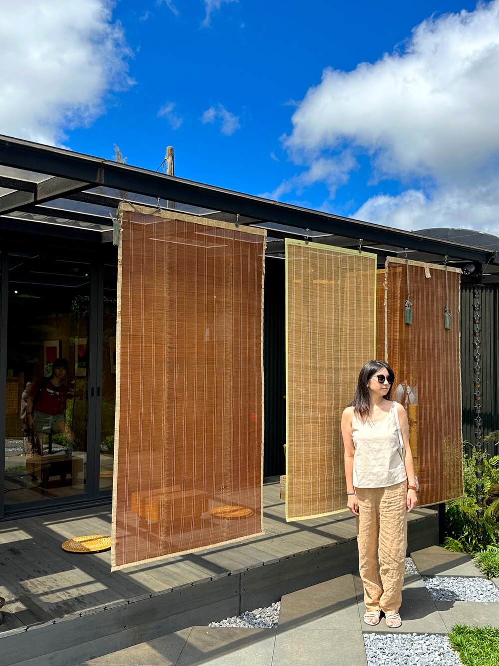 ベージュ系のキャミソール、その他のその他パンツ、ホワイト系のサンダルを着用したレディースの秋コーディネートの4枚目の写真