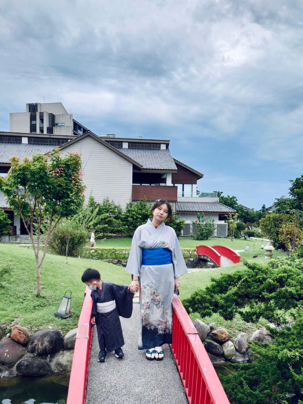 ブルー系の浴衣を着用したレディースの夏コーディネートの3枚目の写真