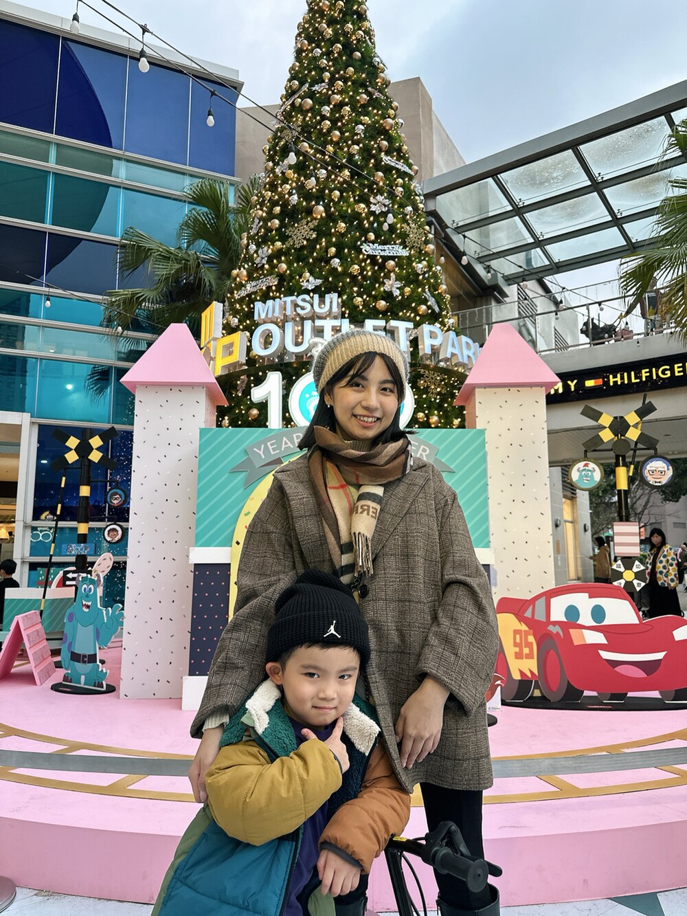 ブラウン系のチェスターコート、その他のダウンジャケット/コート、グリーン系のチノパンツを着用したレディースの冬コーディネートの2枚目の写真