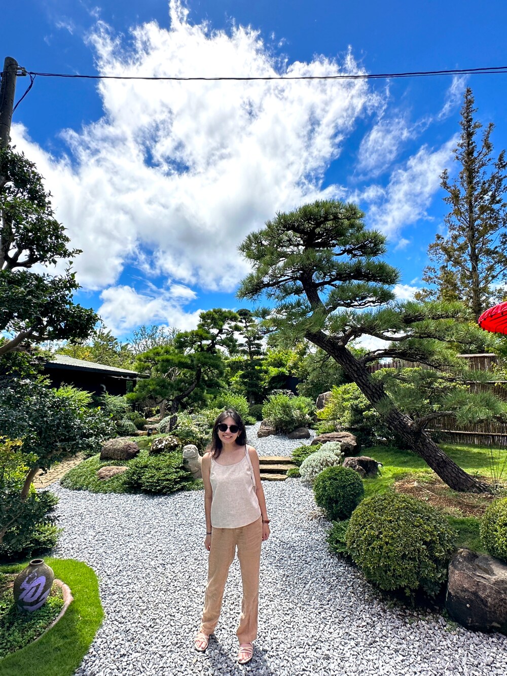 ベージュ系のキャミソール、その他のその他パンツ、ホワイト系のサンダルを着用したレディースの秋コーディネートの3枚目の写真