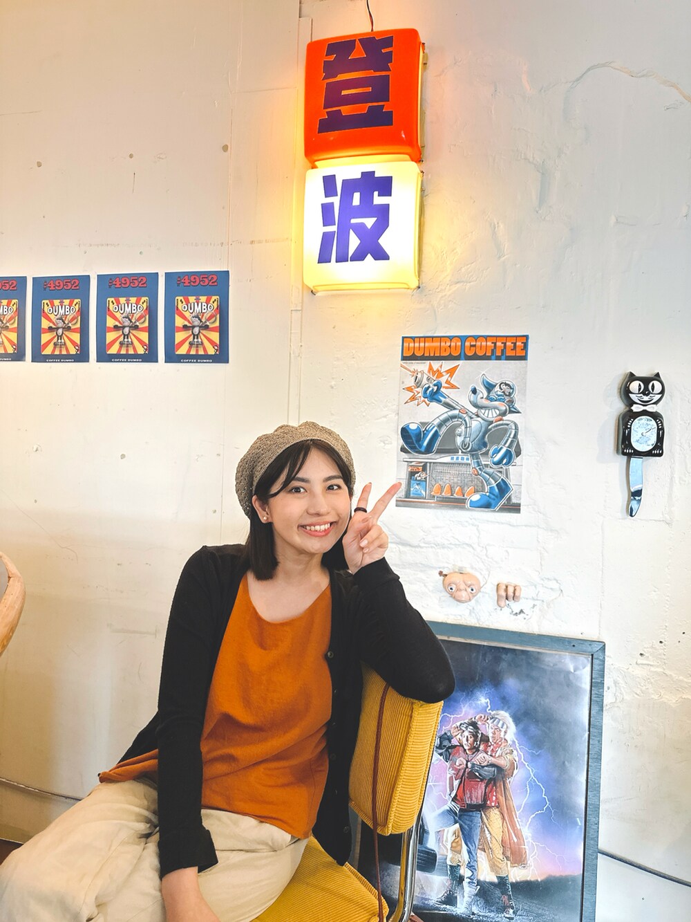 ベージュ系のチノパンツ、オレンジ系のキャミソール、ホワイト系のサンダルを着用したレディースの春コーディネートの4枚目の写真