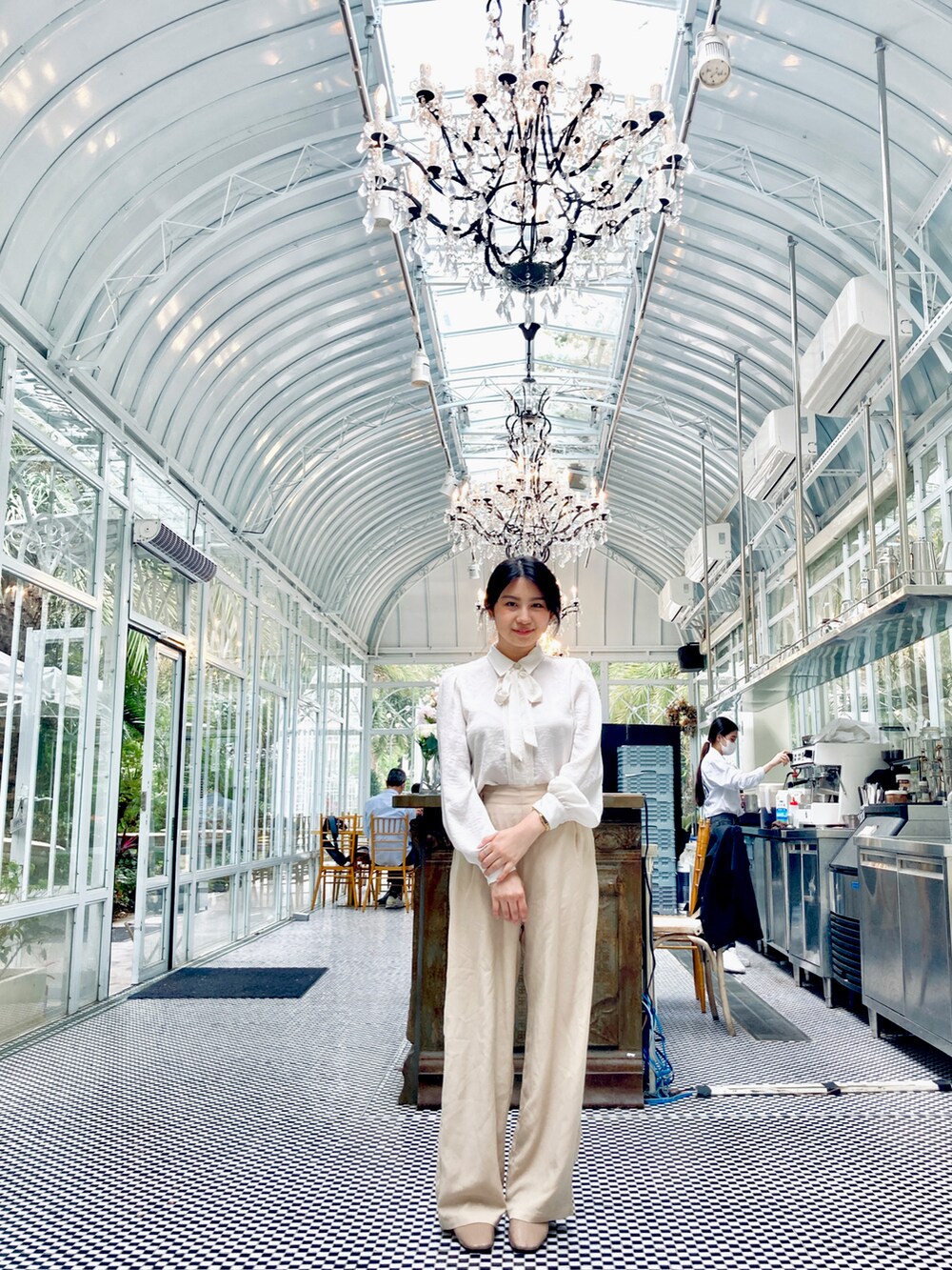 ブルー系のデニムパンツ、ブルー系のシャツ/ブラウス、ホワイト系のシャツ/ブラウスを着用したレディースの春コーディネートの3枚目の写真