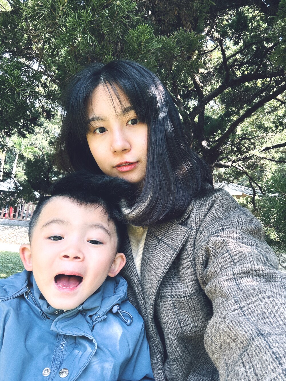 ブラウン系のテーラードジャケット、ベージュ系のその他トップス、ブラック系のその他パンツを着用したレディースの春コーディネートの3枚目の写真