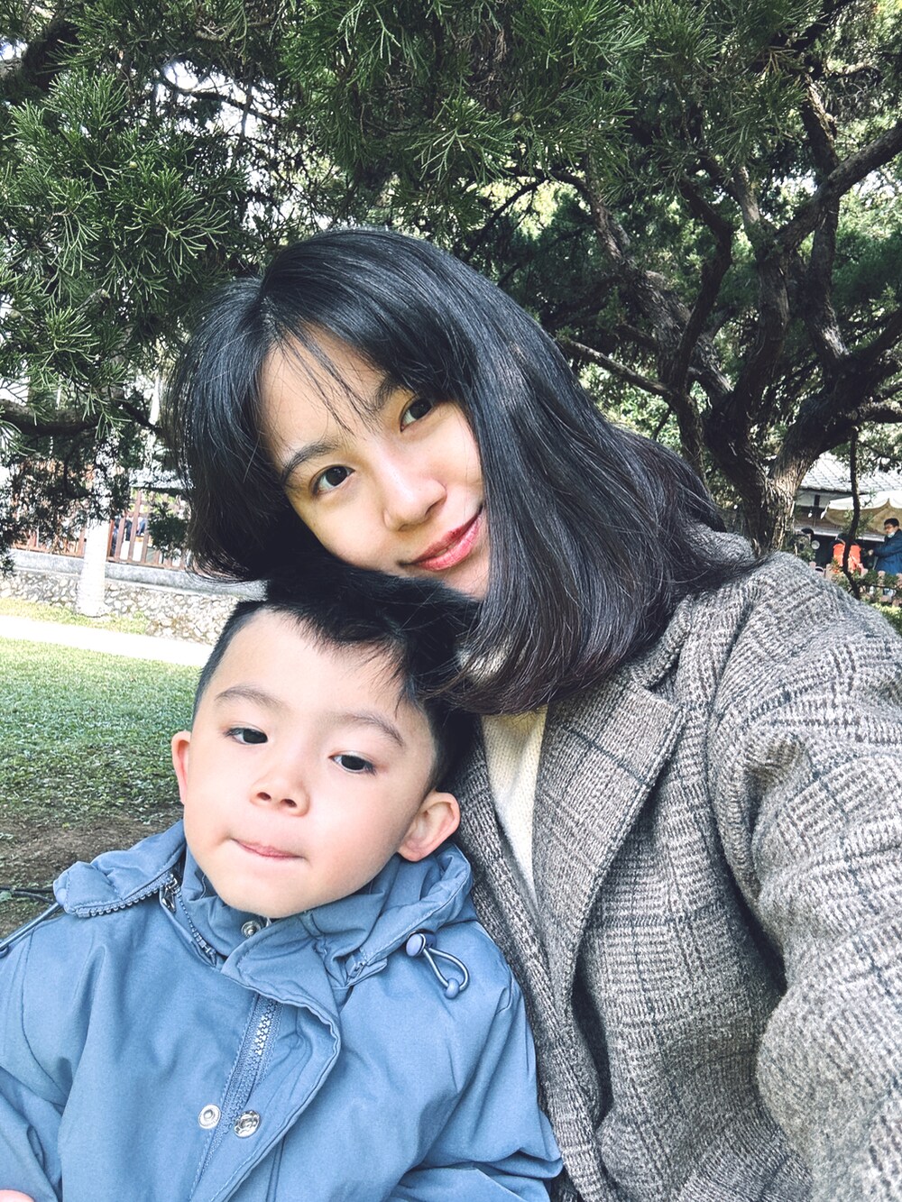 ブラウン系のテーラードジャケット、ベージュ系のその他トップス、ブラック系のその他パンツを着用したレディースの春コーディネートの4枚目の写真