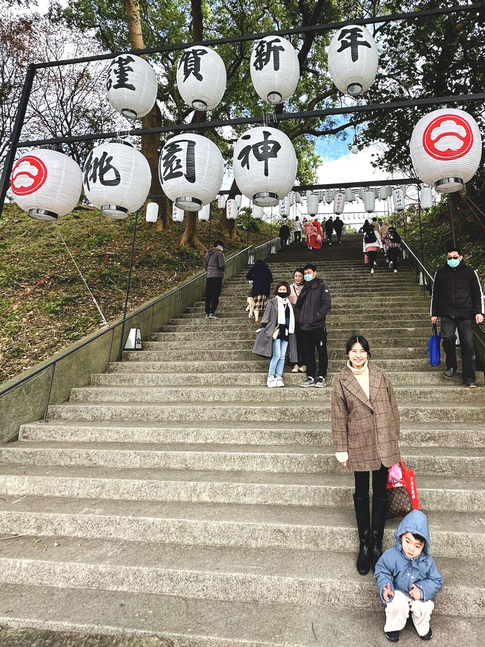 ブラウン系のテーラードジャケット、ベージュ系のその他トップス、ブラック系のその他パンツを着用したレディースの春コーディネートの2枚目の写真