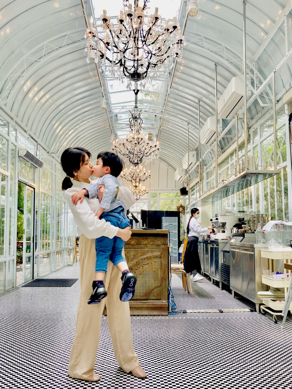 ブルー系のデニムパンツ、ブルー系のシャツ/ブラウス、ホワイト系のシャツ/ブラウスを着用したレディースの春コーディネートの2枚目の写真