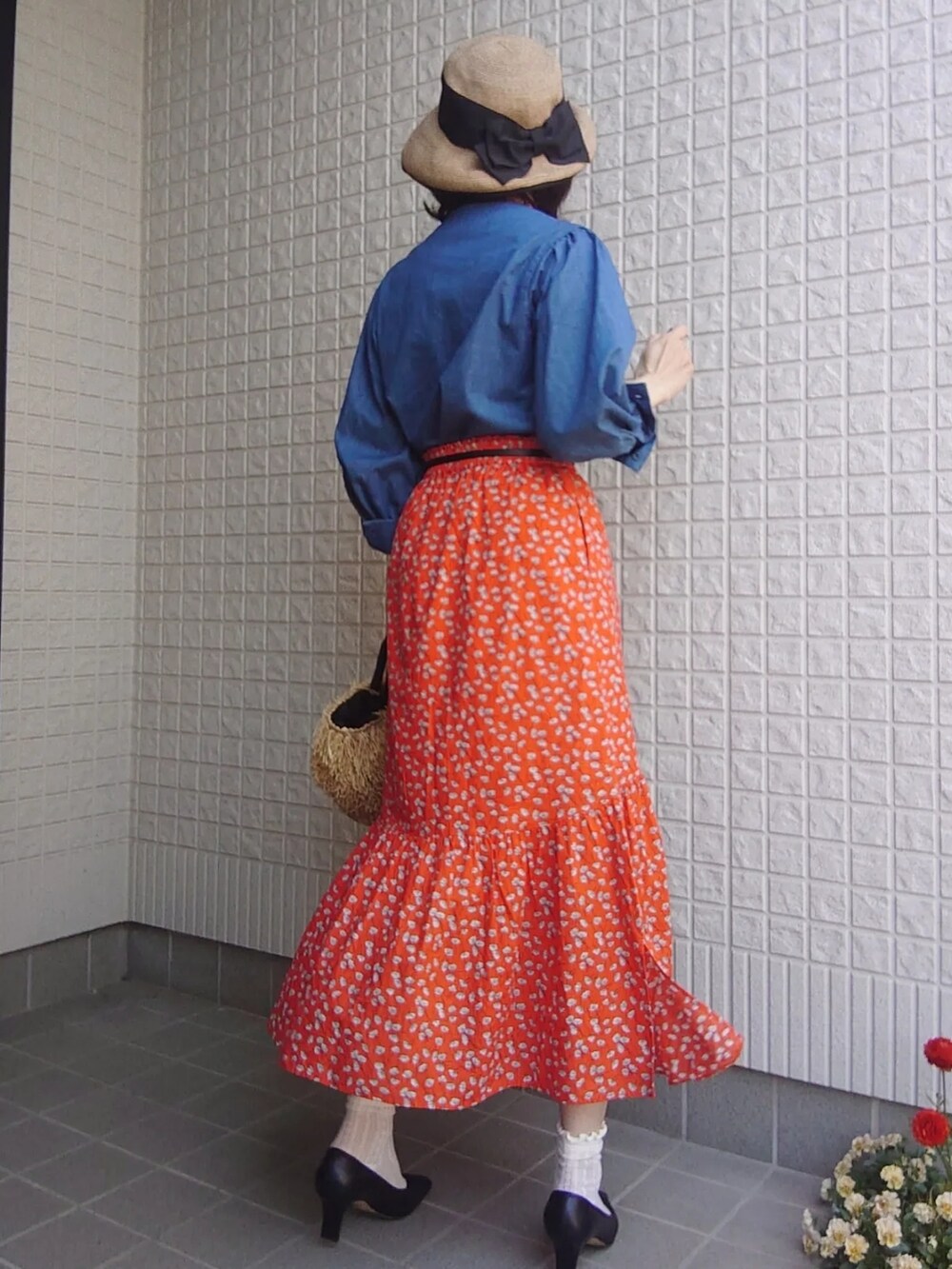 レッド系のスカート、その他のその他を着用したレディースの春コーディネートの3枚目の写真