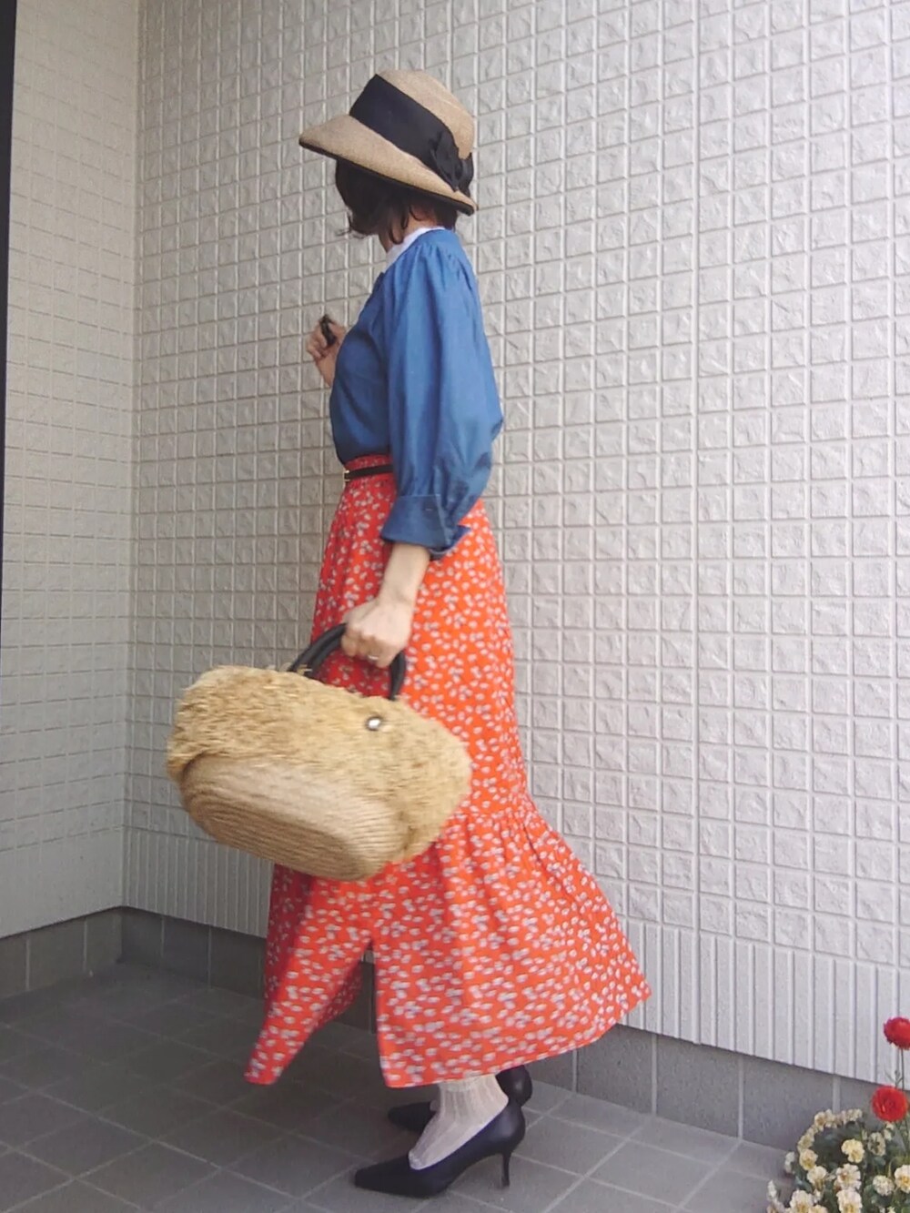 レッド系のスカート、その他のその他を着用したレディースの春コーディネートの2枚目の写真