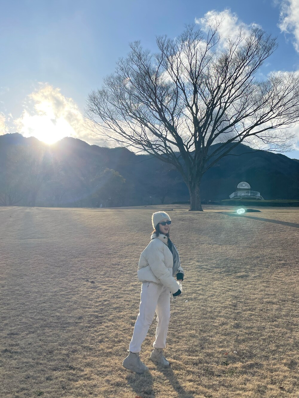 「休日スタイル、お洒落さんとつながりたい、ootd」｜「UNIQLOのアイテム（スウェットパンツ、ホワイト系）」を使った、🤍さん（レディース・161cm）の春コーディネートの2枚目の写真