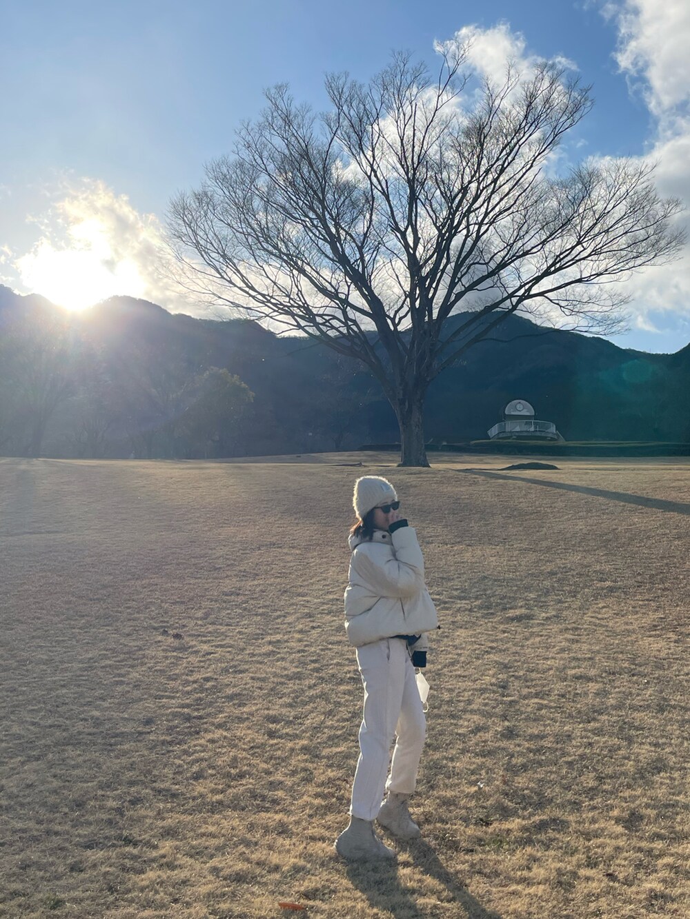 「休日スタイル、お洒落さんとつながりたい、ootd」｜「UNIQLOのアイテム（スウェットパンツ、ホワイト系）」を使った、🤍さん（レディース・161cm）の春コーディネートの3枚目の写真