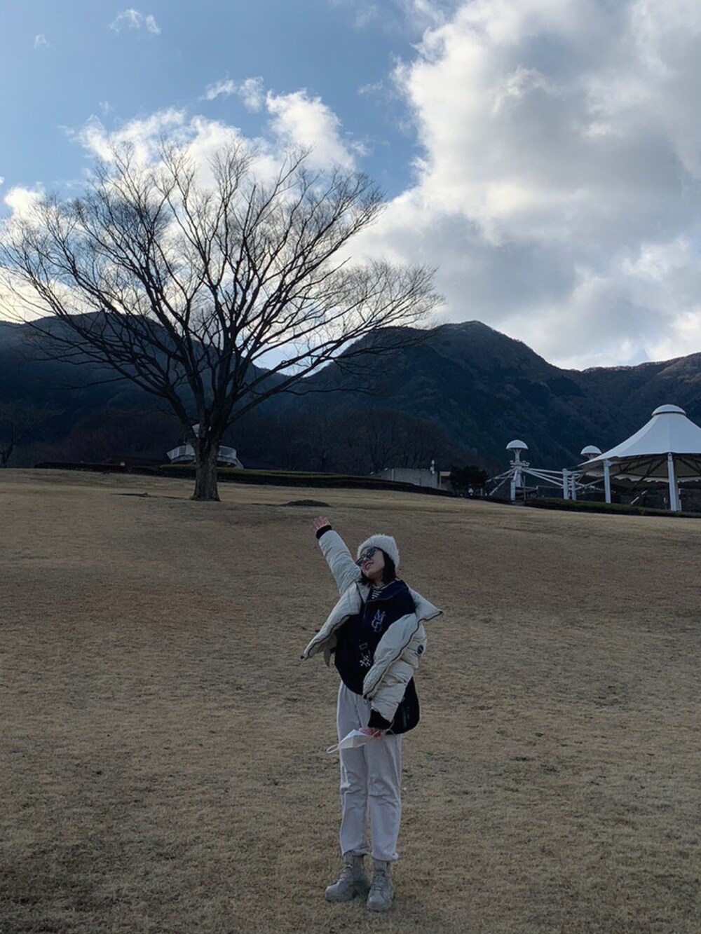 「休日スタイル、お洒落さんとつながりたい、ootd」｜「UNIQLOのアイテム（スウェットパンツ、ホワイト系）」を使った、🤍さん（レディース・161cm）の春コーディネートの5枚目の写真