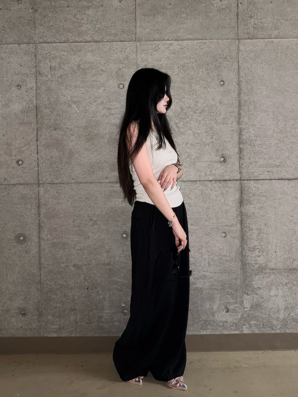 グレー系のタンクトップ、ブラック系のその他パンツ、シルバー系のサンダルを着用したレディースの夏コーディネートの2枚目の写真