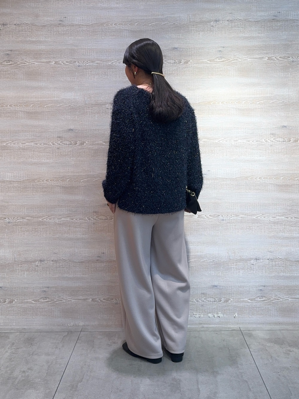 ベージュ系のその他パンツ、ブラック系のトートバッグ、ブルー系のニット/セーターを着用したレディースの冬コーディネートの2枚目の写真