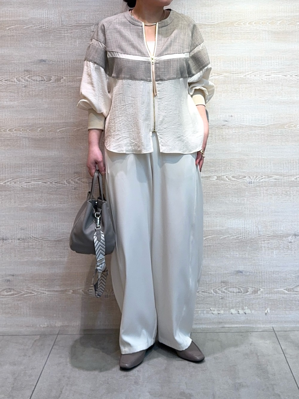 ベージュ系のノーカラージャケット、ホワイト系のその他パンツ、グレー系のトートバッグを着用したレディースの春コーディネートの2枚目の写真