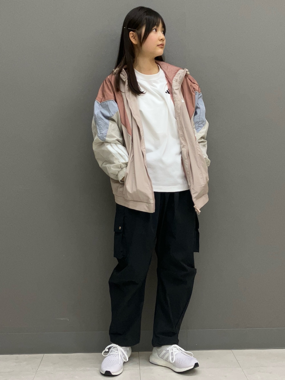 「カジュアル、adidas、アディダス、スポーツミックス、アディダス(adidas)、スポーティ、カジュアルコーデ、ウインドブレーカー、ウルトラブースト、ultra boost」｜「adidasのBYS スリーストライプス ウーブン 軽量ジャケット（ナイロンジャケット、ブラウン系）」を使った、HAさん（レディース・158cm）の春コーディネートの2枚目の写真
