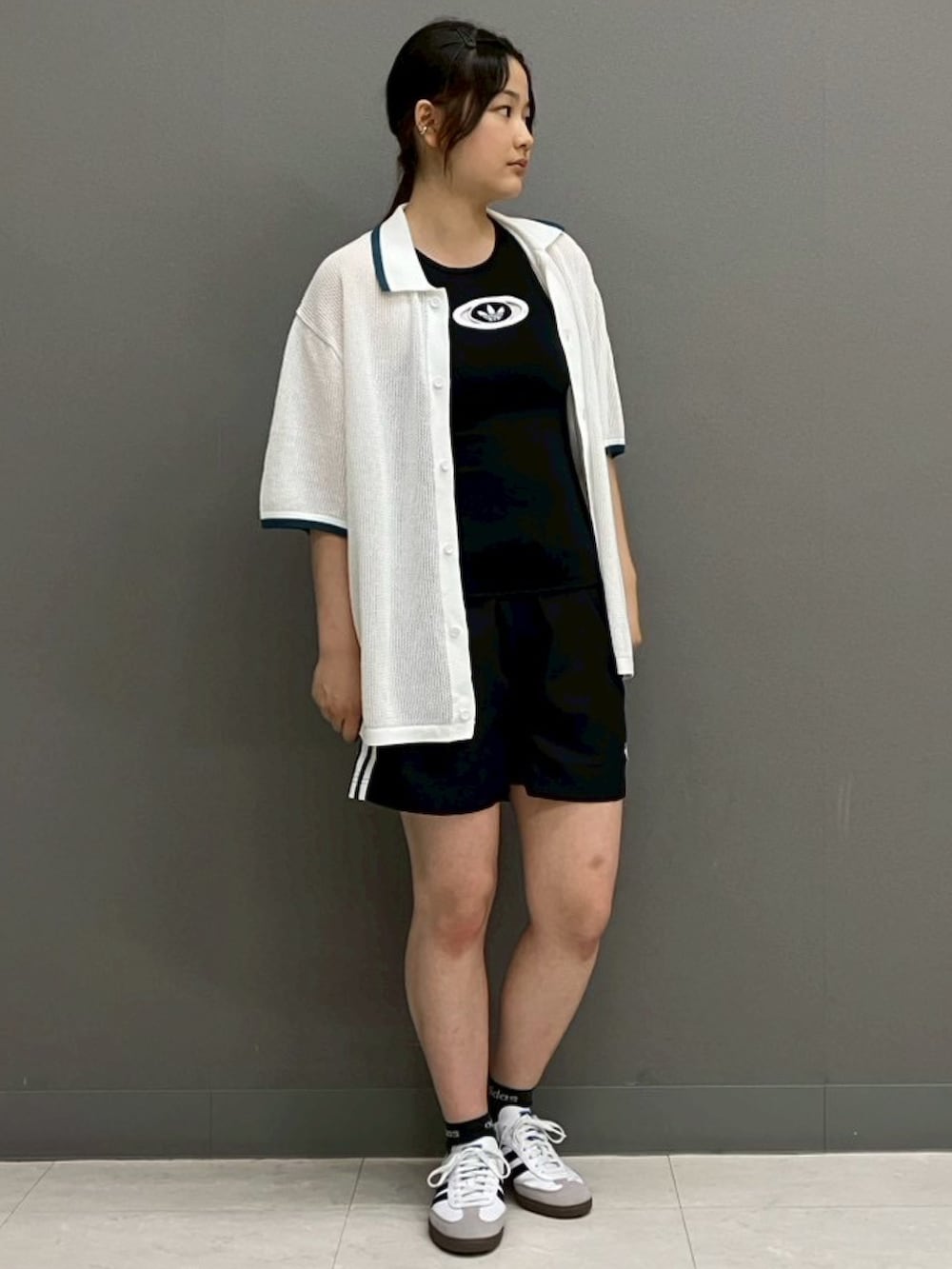 「スニーカー、夏、adidas、アディダス、adidas originals、アディダスオリジナルス、サンバ、夏ファッション」｜「adidasのアディダス オリジナルス ボタン ニットシャツ / アディダスオリジナルス adidas Originals（シャツ/ブラウス、ホワイト系）」を使った、HAさん（レディース・158cm）の夏コーディネートの2枚目の写真