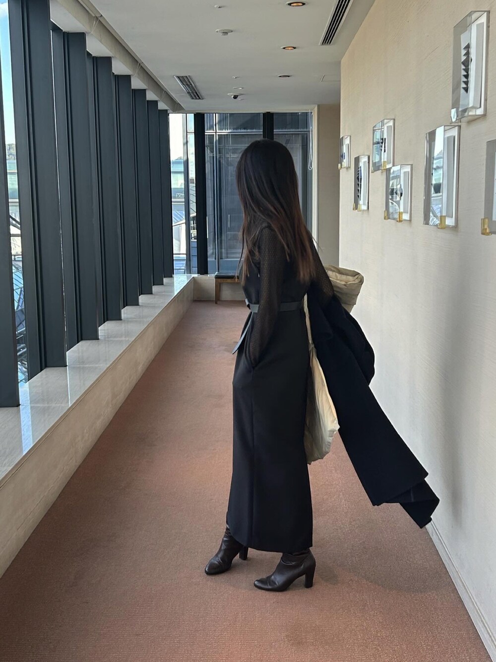 「大人かわいい、大人カジュアル、きれいめコーディネート、ワンピースコーデ、ブラックコーデ、キレイめ」｜「TAIONのアイテム（ストール/ショール、ベージュ系）」を使った、rinaさん（レディース・162cm）の冬コーディネートの2枚目の写真