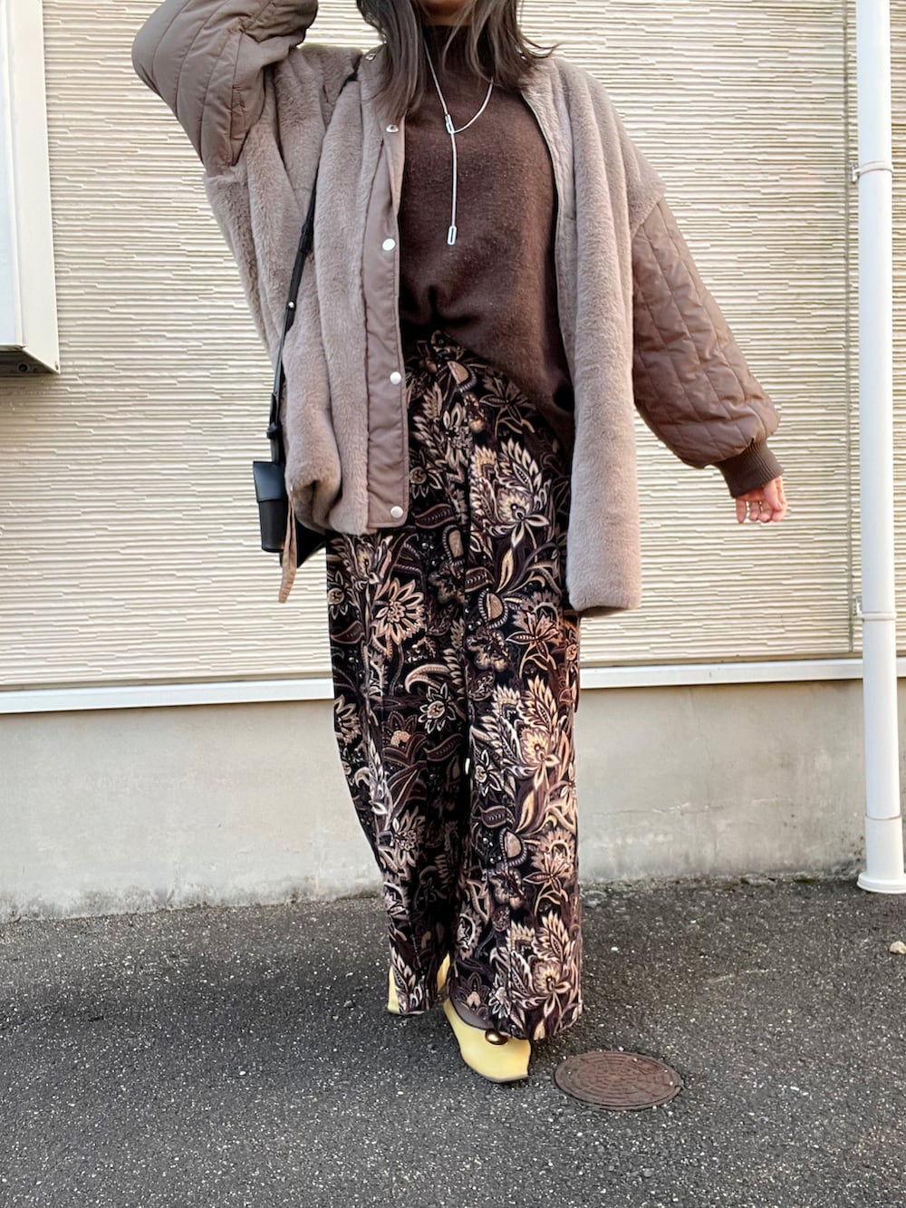 ブラウン系のジャケット/アウター、ブラウン系のパンツ、イエロー系のパンプスを着用したレディースの冬コーディネートの2枚目の写真