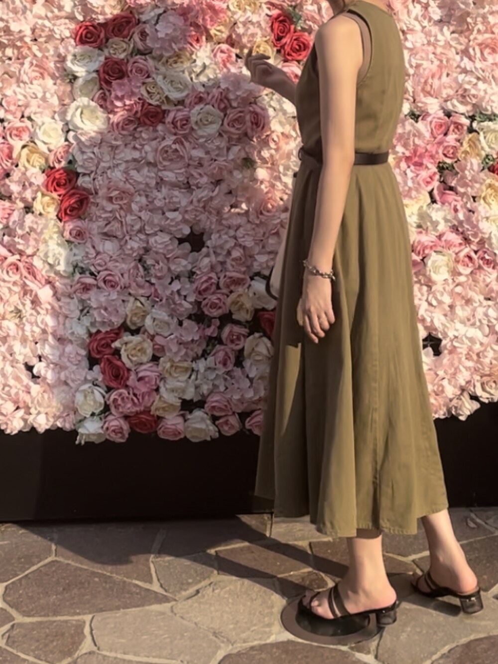 ベージュ系のバッグ、ブラック系のサンダル、ベージュ系のタンクトップを着用したレディースの夏コーディネートの2枚目の写真