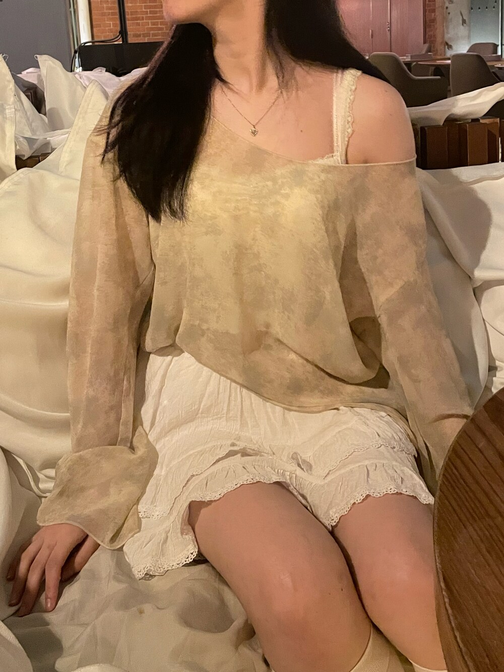 ベージュ系のTシャツ/カットソー、ホワイト系のスカート、シルバー系のパンプスを着用したレディースの秋コーディネートの2枚目の写真