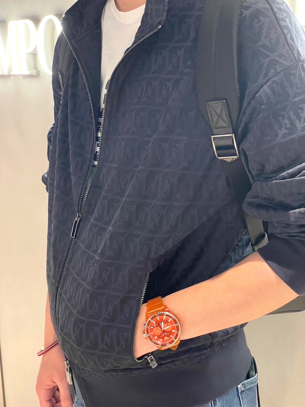 ブルー系のデニムパンツ、ブラック系のスウェット、ホワイト系のTシャツ/カットソーを着用したメンズの春コーディネートの2枚目の写真