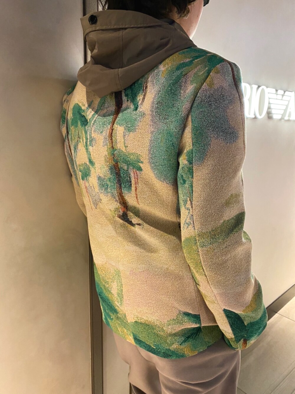 ベージュ系のスウェットパンツ、ブラック系のブーツ、その他のテーラードジャケットを着用したメンズの春コーディネートの3枚目の写真