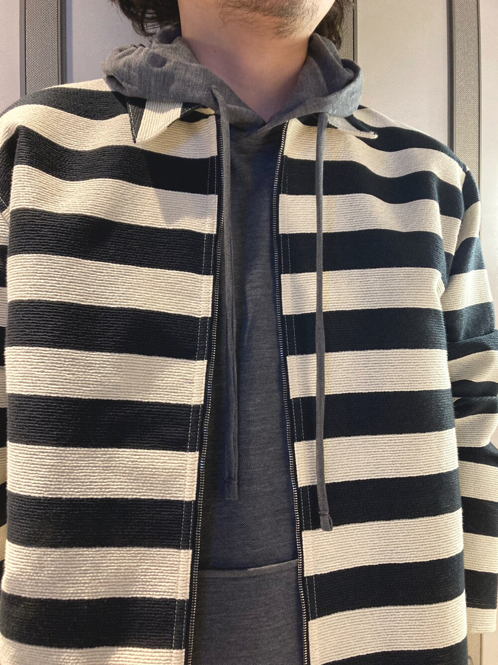 ホワイト系のチノパンツ、その他のブルゾン、ホワイト系のスニーカーを着用したメンズの春コーディネートの2枚目の写真